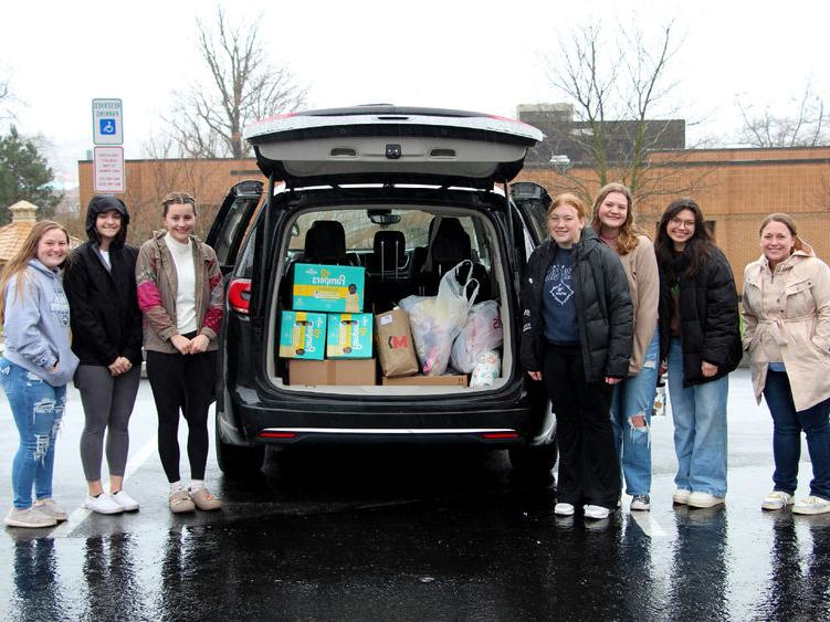 Members of the HDFS club at <a href='http://uucjnl.5061k.com'>365英国上市</a>杜波依斯分校 stand next to the vehicle loaded with their donation items prior to their trip to the 你好邻居 location in Pittsburgh.